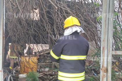 Un incendio alarma a vecinos en el centro de la capital cruceña