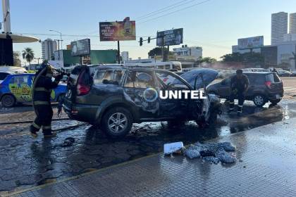 Vehículo se incendia en plena rotonda del Cristo Redentor; el conductor salió ileso