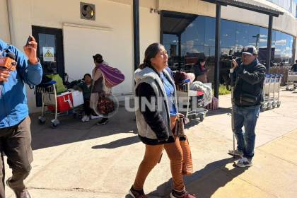 “Ha rogado para que lo dejen pasar”, lamenta la esposa del chofer fallecido en una carretera de La Paz