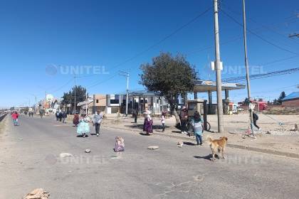 La Paz: Bloqueos se reinstalan en carreteras tras operativos para despejar vías 