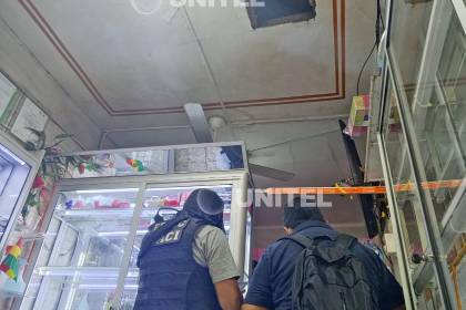 Delincuentes ingresan por el techo y vacían tres joyerías en la zona del mercado Los Pozos
