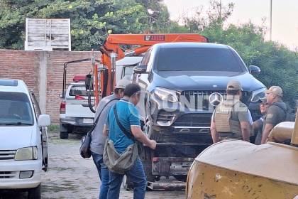 Hallan el vehículo que se presume usaron los sicarios para acribillar a un joven en el Urubó