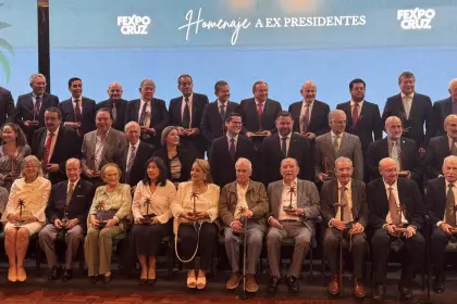 Fexpocruz entrega reconocimientos a 42 expresidentes de esta institución por su legado