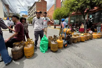 Vecinos bloquearon avenida en La Paz en demanda de abastecimiento de GLP