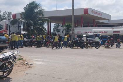 Mototaxistas y choferes del transporte pesado protestaron en la avenida Santos Dumont en demanda de combustible