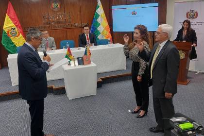 Ministro de Economía posesiona a exdirector del BCB como nuevo viceministro de Pensiones