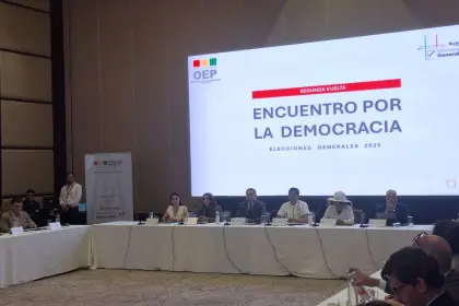 Se inicia el encuentro convocado por el TSE con tres de los cuatro candidatos de la segunda vuelta