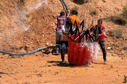 Cochabamba: Sistema Bambi Bucket inicia operaciones para mitigar incendio forestal en Mizque