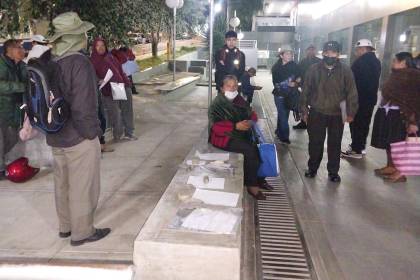 Colapso en hospitales de Cochabamba: Personas se organizan para encontrar fichas de atención