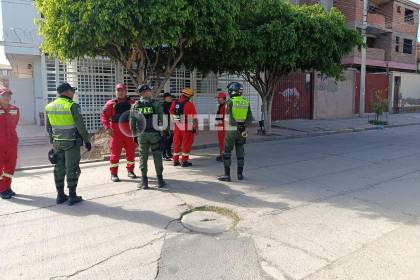 Policías y Bomberos se movilizan ante la amenaza de un posible artefacto explosivo en una clínica de Cochabamba