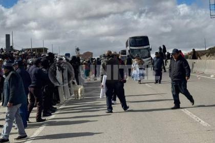 Vecinos de El Alto, que protestan en la ruta hacia Oruro para exigir obras, decretan pausa en el bloqueo