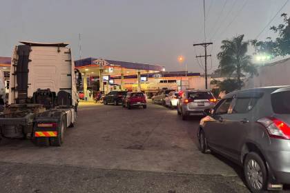En el inicio de semana persisten las largas filas y la incertidumbre por falta de combustible en el eje central
