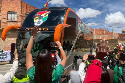 La Verde recibe el apoyo de la gente a su llegada al estadio de Villa Ingenio