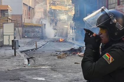Se reactiva el enfrentamiento entre policías y mineros cooperativistas cerca a la Felcc en La Paz 