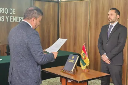 Ministro Medinaceli posesiona a nuevo viceministro de Energías Alternativas
