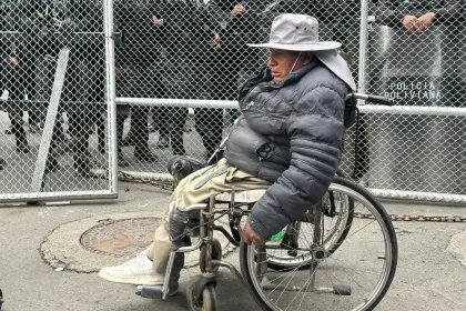 Personas con discapacidad intentan ingresar a la plaza Murillo y la Policía bloquea acceso con vallas metálicas