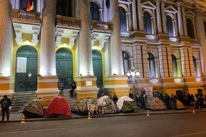 Sesión de Diputados: Legisladores dicen que no hay garantías por vigilia de la COB en la plaza Murillo 