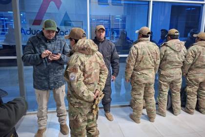 Los cinco militares bolivianos retenidos en Chile retornaron al país, pero sin su armamento 