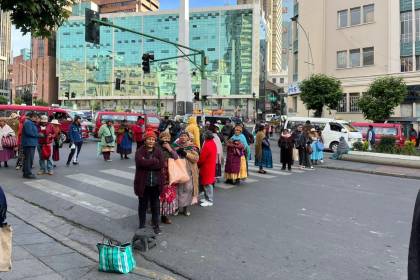 En medio de reclamos, Emapa comienza a vender arroz en los barrios de La Paz y El Alto 