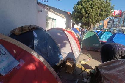 Padres y estudiantes instalan carpas en la FAB de El Alto y exigen cupos para el servicio premilitar