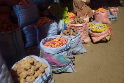 Bloqueos encarecen verduras en Cochabamba: llegan por desvíos y con transbordos