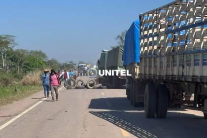 Bloqueo Santa Cruz- Beni: A horas de la protesta se forma una larga fila y permiten el paso por 30 minutos