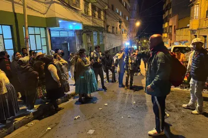 Bloqueos: Seguidores de dirigente vecinal aprehendido se enfrentan con activistas en puertas de la Felcc en La Paz 