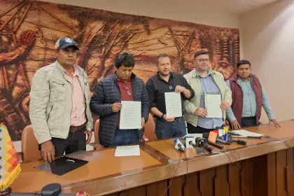 Firman acuerdo: Gobierno garantiza dotación de diésel y cañeros, la producción de etanol