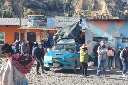 Pese a que se levantaron los bloqueos a los Yungas, viajeros denuncian incremento en el precio de los pasajes