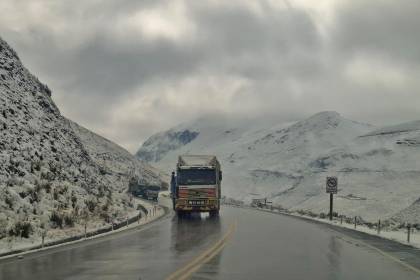 Cae una intensa nevada en La Paz y deja cubierta de un manto blanco la zona de La Cumbre