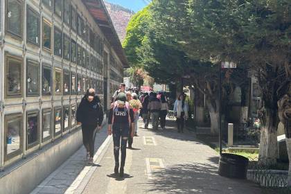 Cientos de familias visitan los cementerios del país en el feriado por el Día de los Difuntos 