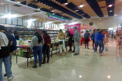 Feria del Libro de Cochabamba 2024 cumple su segundo día con la visita de los amantes de la lectura 