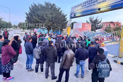 Choferes de Oruro protestan en la planta de YPFB por la “mala calidad” de la gasolina y son gasificados 