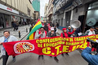 Maestros marchan por incremento salarial y contra la crisis económica en medio del Estado de excepción 