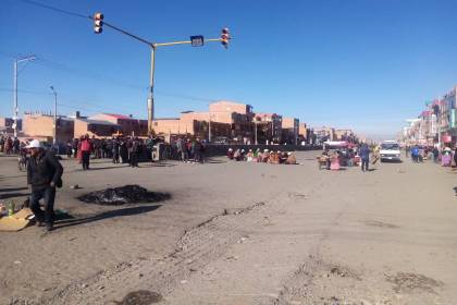 Bolivia amanece este jueves con 18 puntos de bloqueos en carreteras por conflictos sociales