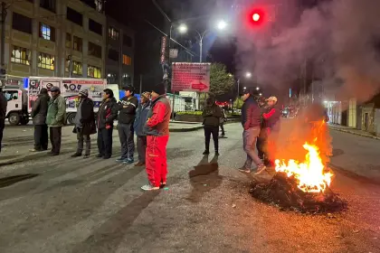 “¡Queremos combustible!”: Bloqueos y extensas filas de vehículos marcaron este jueves a La Paz y El Alto 