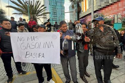 Choferes de La Paz protestan en puertas de la ANH para exigir resarcimiento por la “mala calidad” de la gasolina