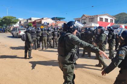 Contingente policial se moviliza para desbloquear la carretera en Mairana