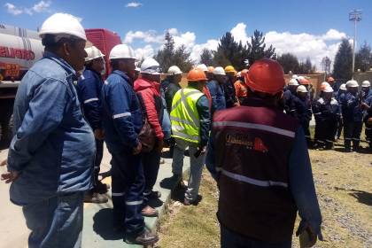 Cisterneros denuncian que en la planta de Senkata de El Alto hay 300 cisternas que esperan descargar combustible