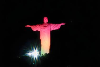 Bicentenario: La tricolor boliviana se reflejó en el Cristo Redentor de Río de Janeiro 