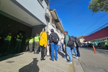 Con resguardo policial, se instala el diálogo entre el Gobierno y los maestros; en mesa está un bono