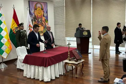 Rodrigo Paz toma juramento a Yamil García como viceministro de Transparencia y Seguridad Jurídica
