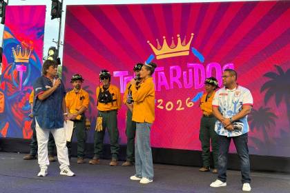 La reina del Carnaval cruceño Camila I se viste de bombera y cumple su sueño 