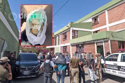 Hallan presunta droga dentro del vehículo que utilizaban los acusados del atraco a una joyería