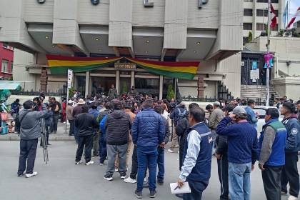 Dirigencia de los choferes llega al diálogo; comisión del Gobierno anuncia trabajo por tiempo y materia