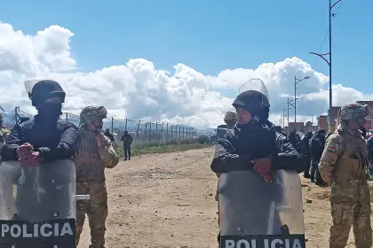 Levantan el resguardo policial y militar en la zona del avión siniestrado y algunas personas se acercaron en busca de billetes