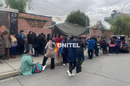 Inscripciones arrancan con filas en La Paz y Cochabamba, incluso hay padres con carpas; en Santa Cruz se registran lluvias
