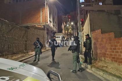 Encapuchados y armados atracan a una librecambista en la puerta de su casa