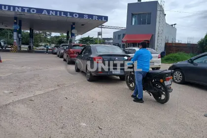 Conductores denuncian que deben hacer fila por más de 10 horas por combustible