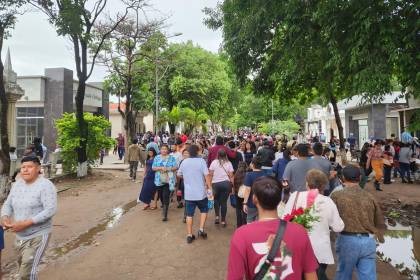 Familias aprovechan el feriado para visitar cementerios
